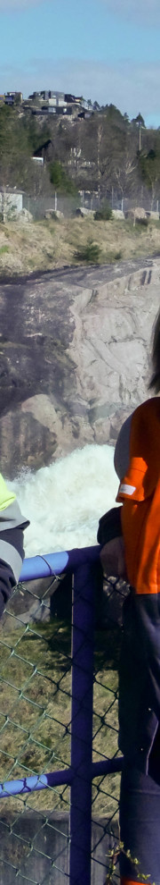 Christian Aanensen, elektro - og vedlikeholdsansvarlig og produksjonssjef Marianne  Brandett ved Hydro Vigelands brug foran strømforsyningen.
